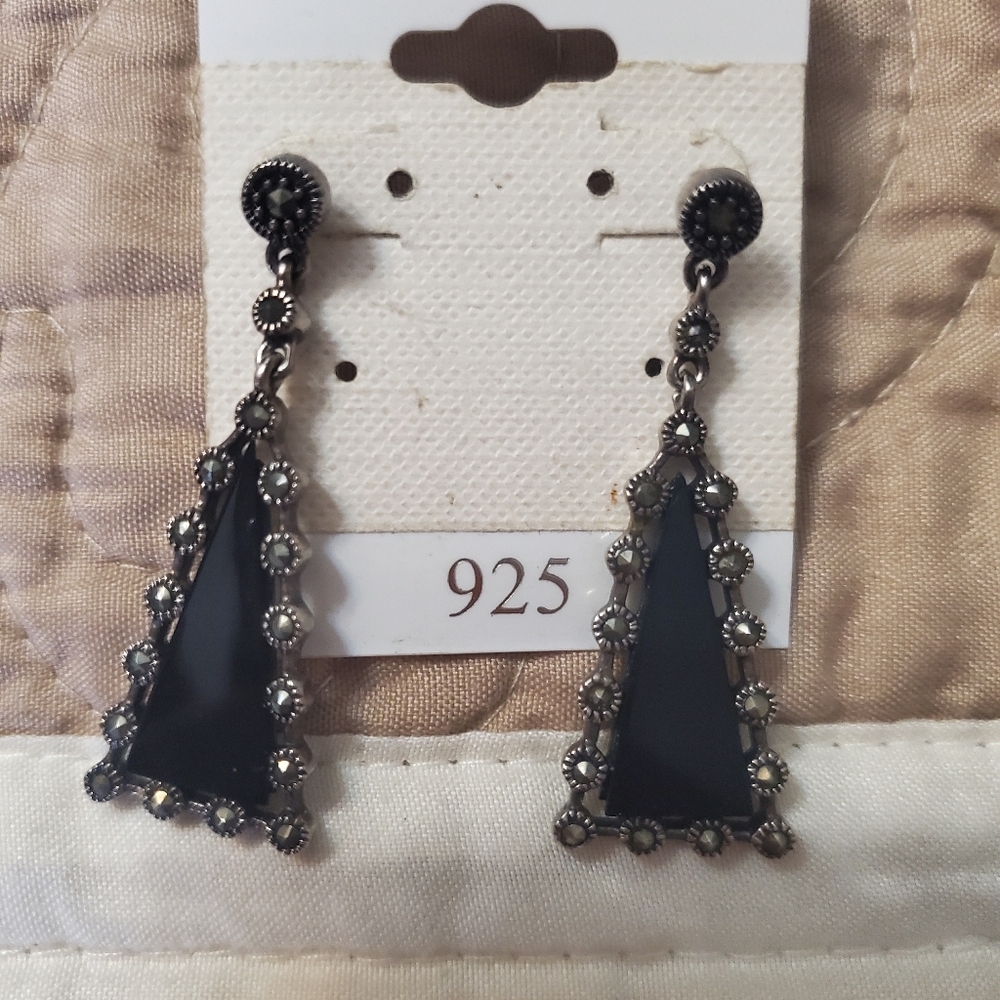 Chic Black Geometric Drop Earrings